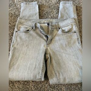 Women’s gently used Universal Thread light gray skinny jeans size 26R/2